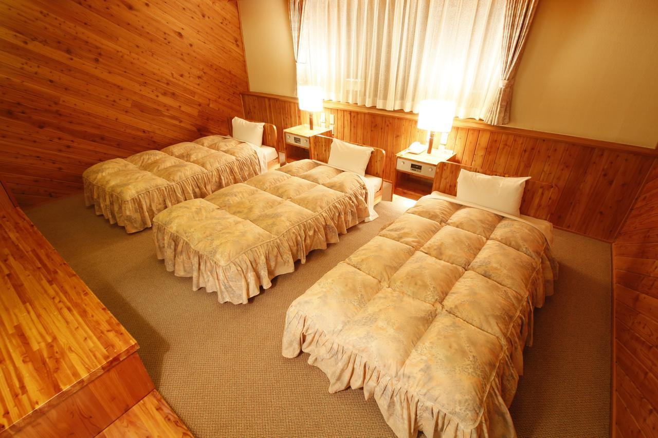 Log Hotel Larch Lake Kanayama Minamifurano Rum bild