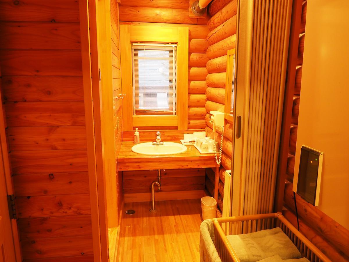 Log Hotel Larch Lake Kanayama Minamifurano Rum bild