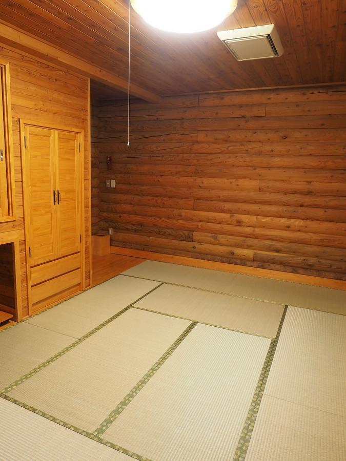 Log Hotel Larch Lake Kanayama Minamifurano Rum bild