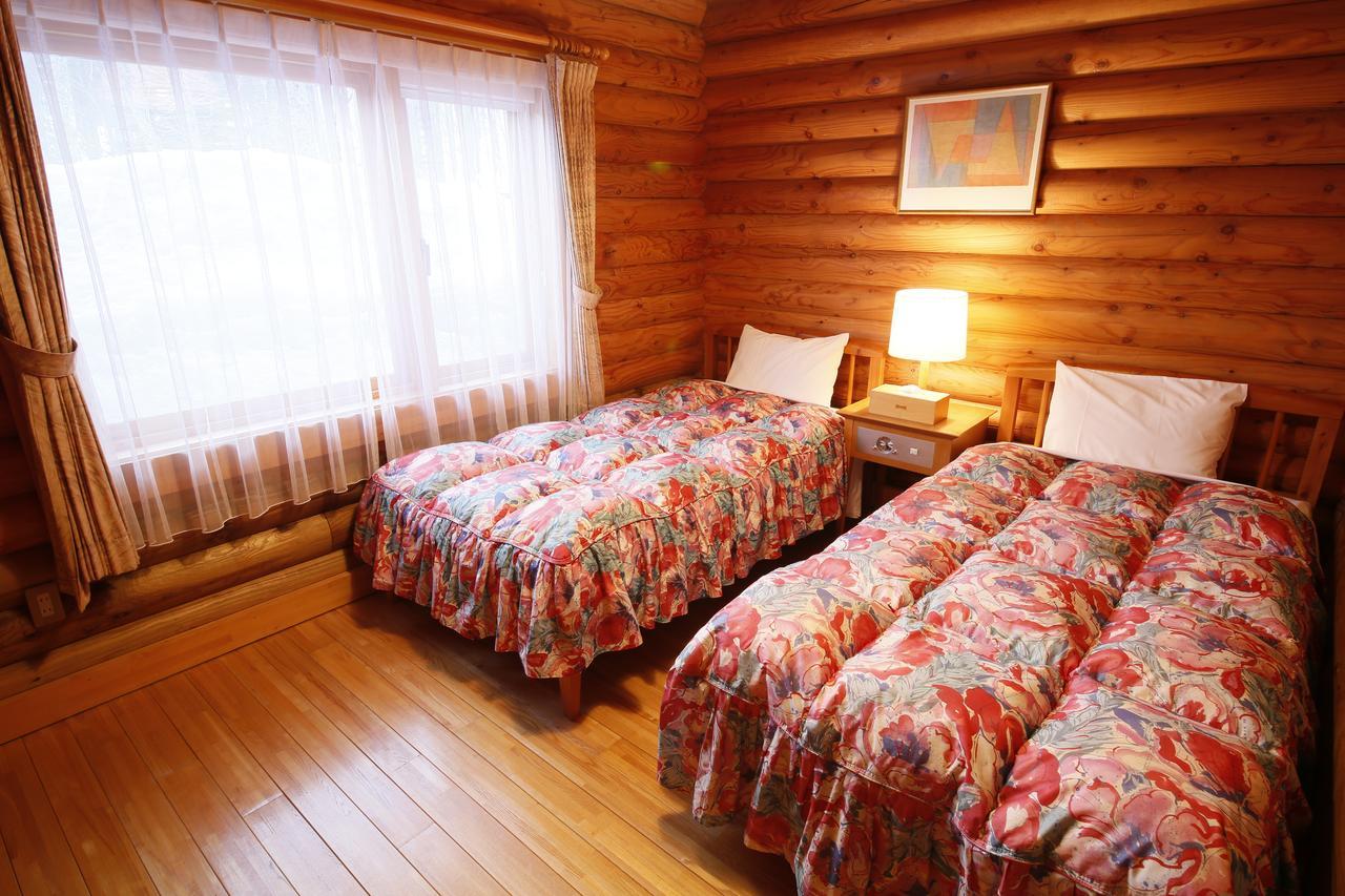 Log Hotel Larch Lake Kanayama Minamifurano Rum bild