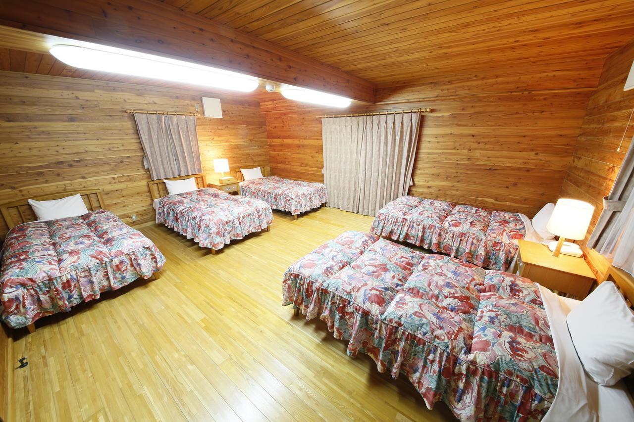 Log Hotel Larch Lake Kanayama Minamifurano Rum bild