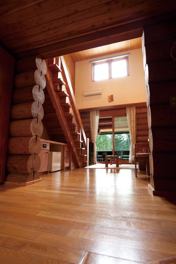 Log Hotel Larch Lake Kanayama Minamifurano Rum bild