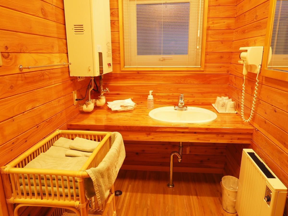 Log Hotel Larch Lake Kanayama Minamifurano Rum bild