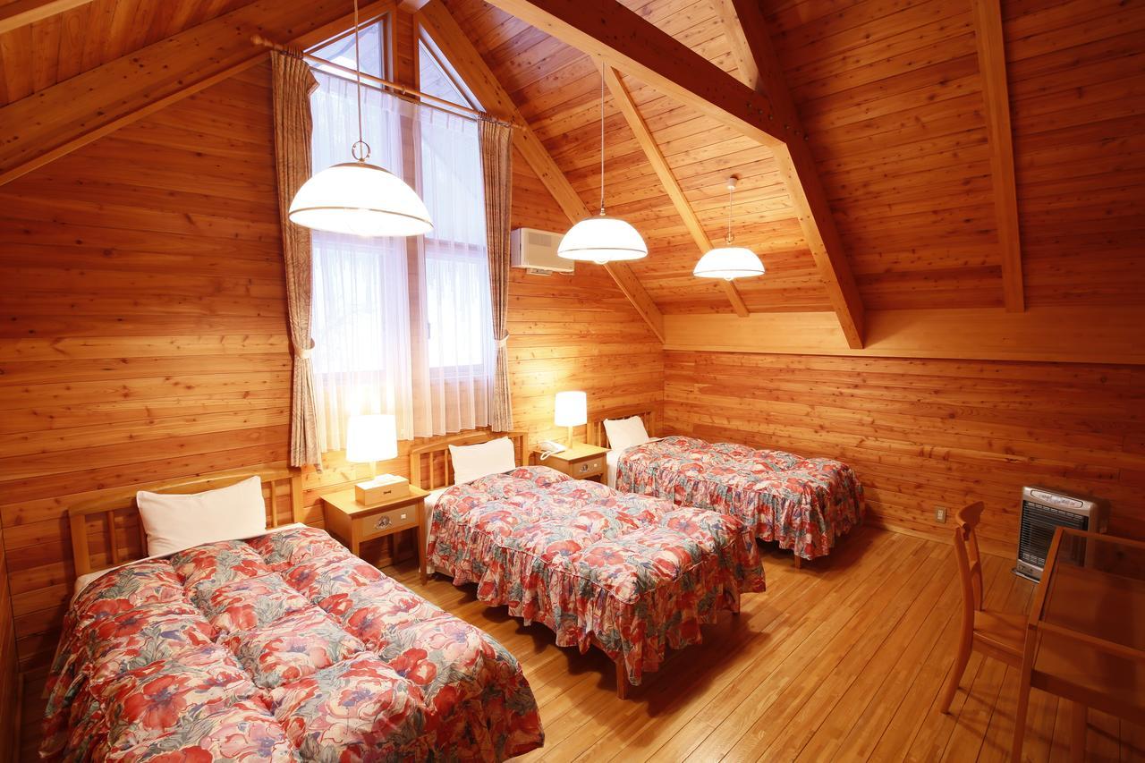 Log Hotel Larch Lake Kanayama Minamifurano Rum bild