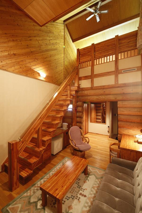 Log Hotel Larch Lake Kanayama Minamifurano Rum bild