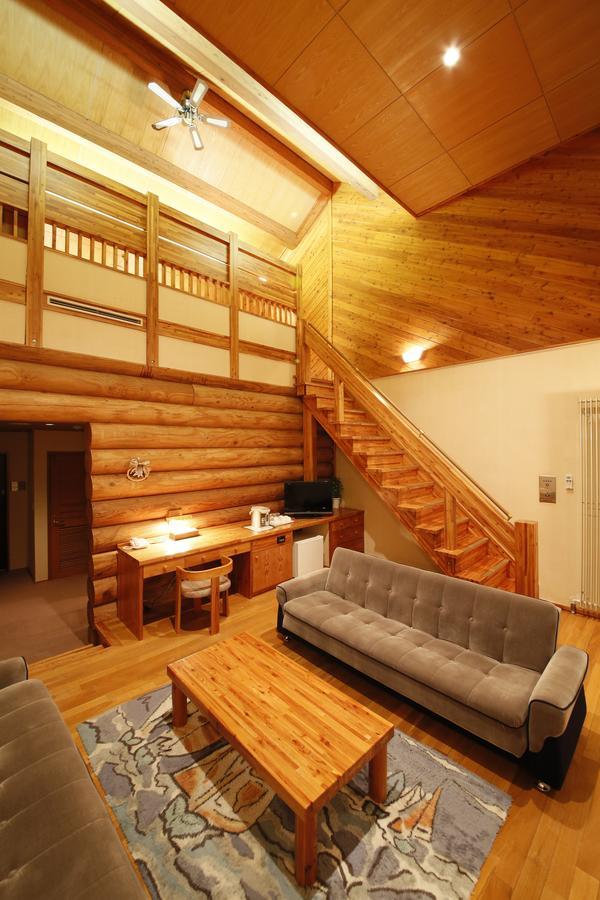 Log Hotel Larch Lake Kanayama Minamifurano Rum bild
