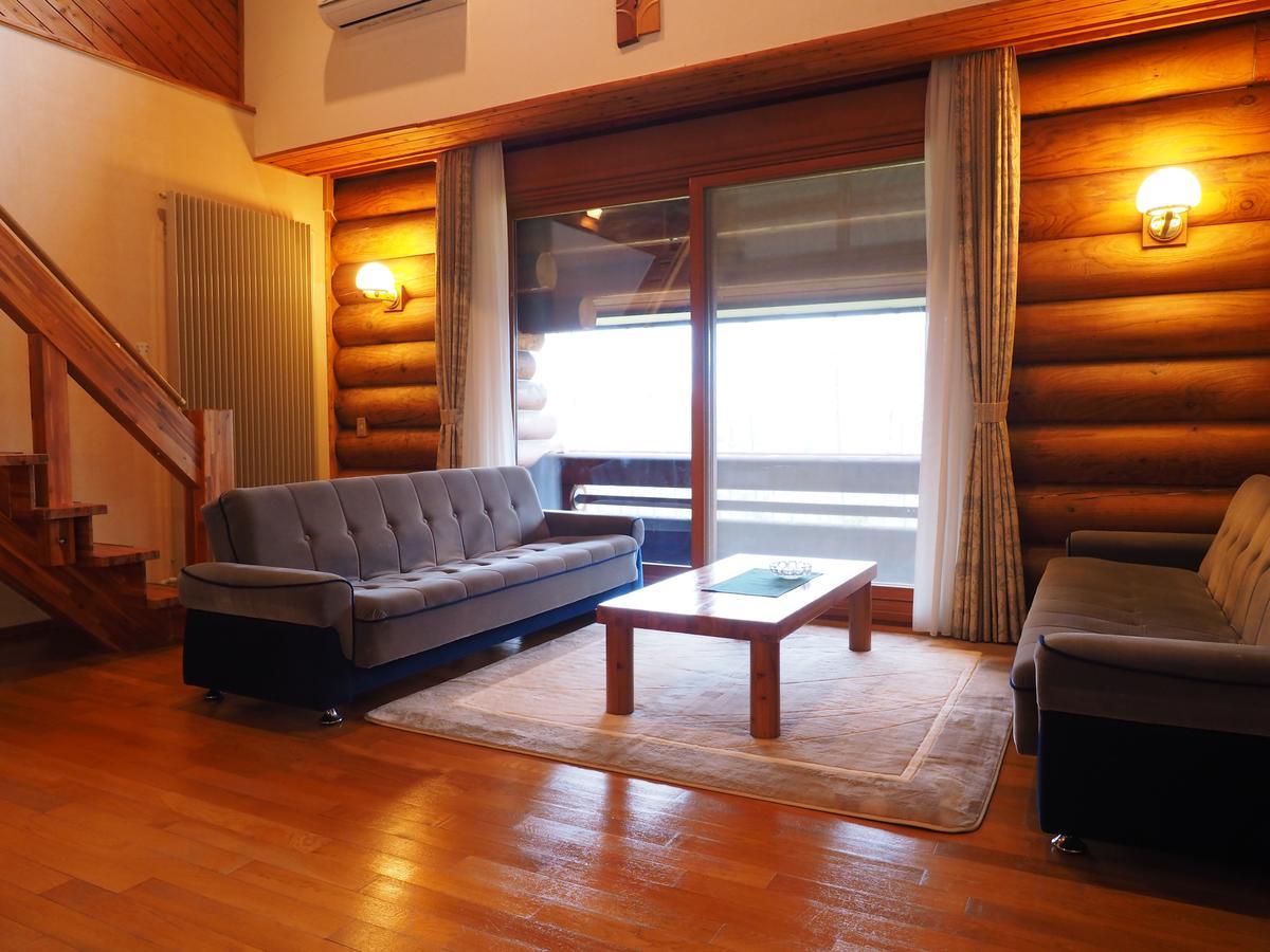 Log Hotel Larch Lake Kanayama Minamifurano Rum bild