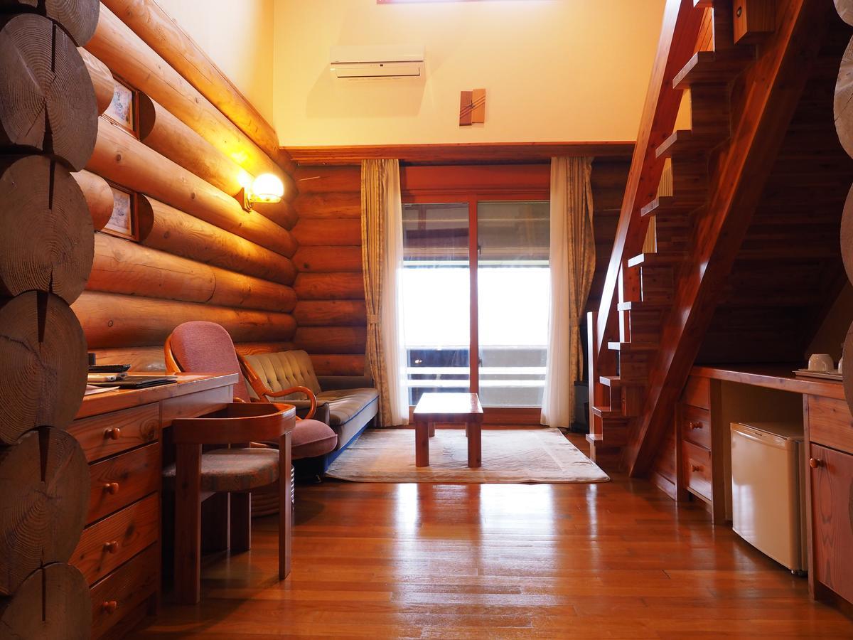 Log Hotel Larch Lake Kanayama Minamifurano Rum bild